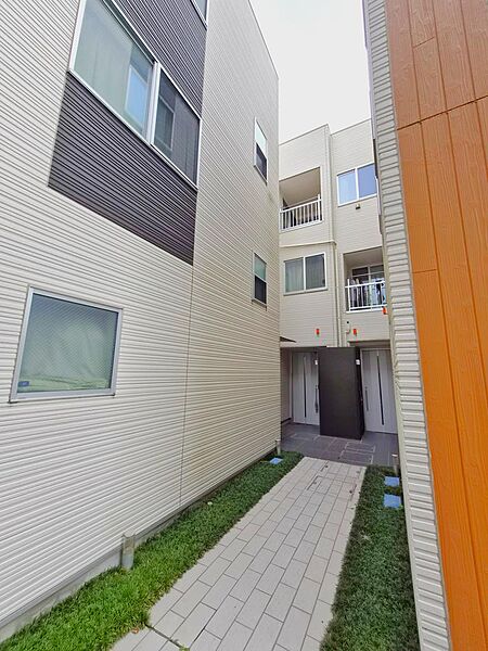 外から各住戸が見えにくい配置で、プライベート感にも配慮。都会的なデザインと落ち着いた住環境を両立した、毎日気持ちよく帰ってきたくなる外観です。