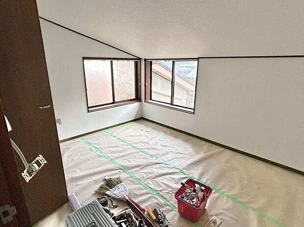 【リフォーム中】2階南東側洋室6帖です。床はクッションフロア、壁・天井はクロスで仕上げます。