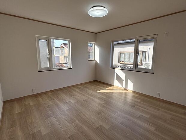 【リフォーム中】2階の洋室は壁を新設し、ふたつの独立したお部屋にします。天井と壁のクロスの張替えを行い、床はクッションフロアで仕上げます。