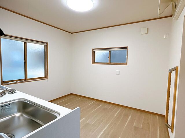 リビング/ダイニング 小矢部市石動町6-3