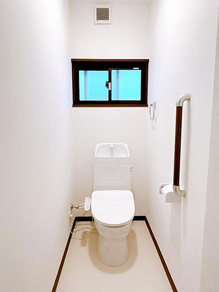 【リフォーム済】トイレは新設しました。キズや汚れが付きにくい加工が施してあるのでお手入れが簡単です。直接肌に触れるトイレは新しいのが嬉しいですよね。