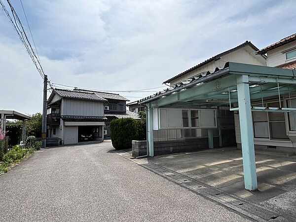 アルビス美幸町店 【周辺】前面道路幅員約6.2ｍ。融雪道路です。冬の車の駐車にも困りませんね。 1300m