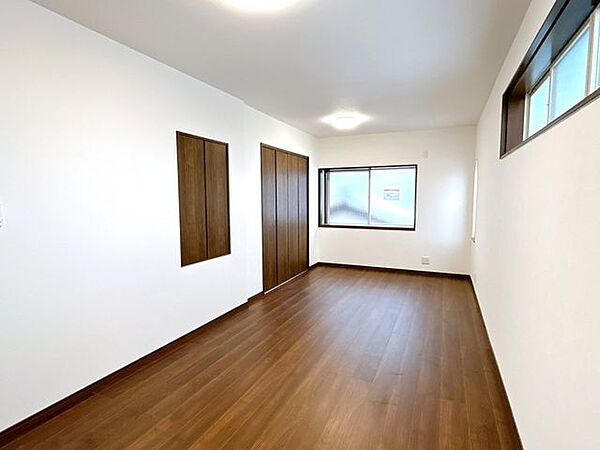 【リフォーム済】2階洋室12帖です。クロス張替え、照明交換、フローリング上張りを行いました。12帖の広さがあるので居室としても趣味の部屋としても自由にお使いいただけます。