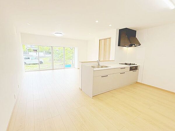 【リフォーム済】リビング別角度からの写真です。南側の窓から光が入ってくるので、明るいリビングになりました。