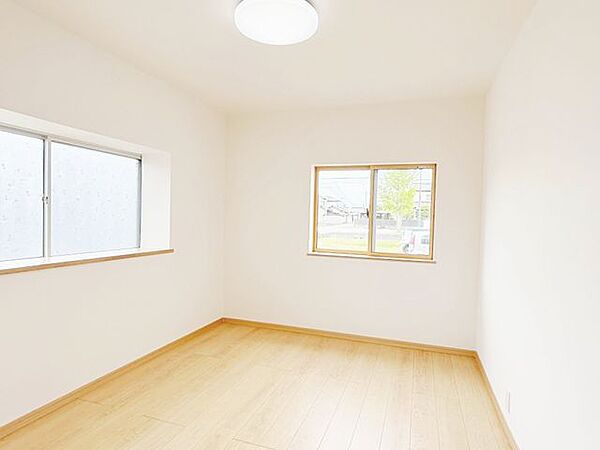 【リフォーム済】1階洋室は天井と壁のクロスの張替えを行い、床はフローリングで仕上げました。二面採光で南向きなので明るく風通しのいいお部屋になります。