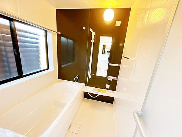 【リフォーム済】浴室はハウステック製のユニットバスを新設しました。足を伸ばせる1坪サイズの広々とした浴槽で、1日の疲れをゆっくり癒すことができますよ。
