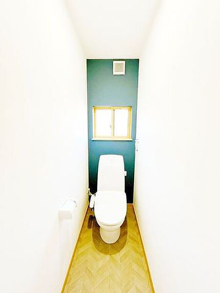 【リフォーム済】トイレは新設しました。キズや汚れが付きにくい加工が施してあるのでお手入れが簡単です。直接肌に触れるトイレは新しいのが嬉しいですよね。