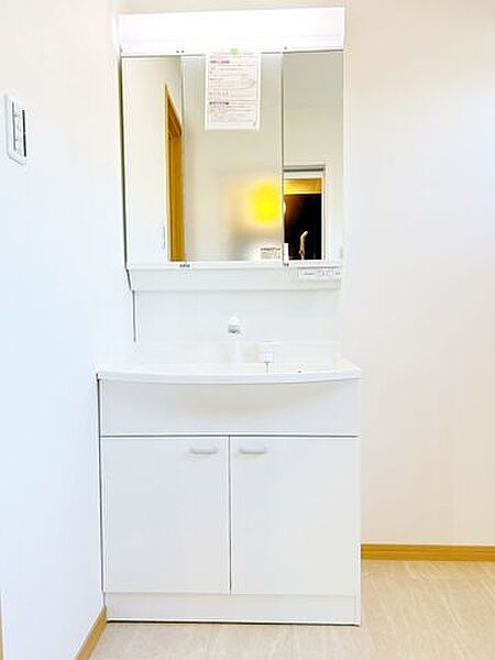 【リフォーム済】洗面化粧台はパナソニック製に交換しました。三面鏡の裏側はすべて収納になっています。洗面ボウルは底が平らなので、つけ置き洗いなどの家事でも活躍します。