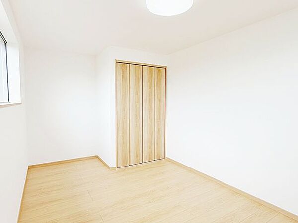 【リフォーム済】2階の和室は洋室に間取り変更しました。天井と壁のクロスの張替えを行い、床はフローリングで仕上げました。