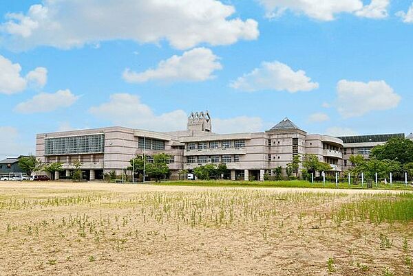 新湊小学校まで130ｍ（徒歩約2分）です。お友達との登下校の時間も楽しみですね。小学校が近いのでパパもママも安心です。