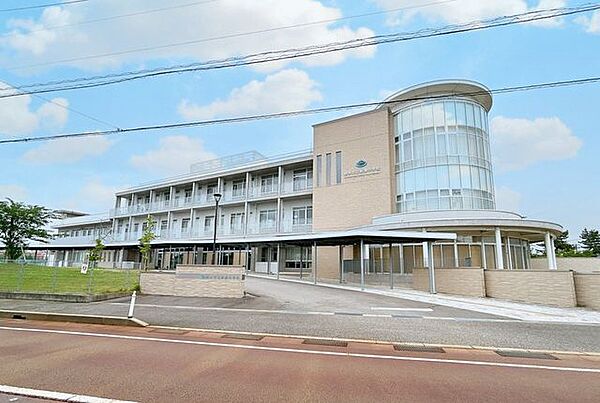新湊中学校まで1200ｍ（徒歩約15分）です。元気があり余る中学生のお子様にはよい運動になる距離なので、体力作りにもなり毎日の学校生活も楽しめそうですね。