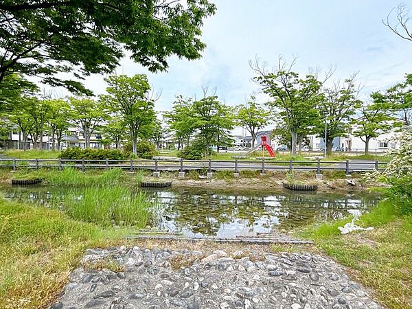 約30ｍ先には公園があります。休日にお子様と一緒に外で遊ぶことができますね。