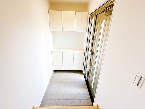 【リフォーム済】玄関内部です。天井と壁のクロスの張替えを行い、シューズボックスを新設しました。