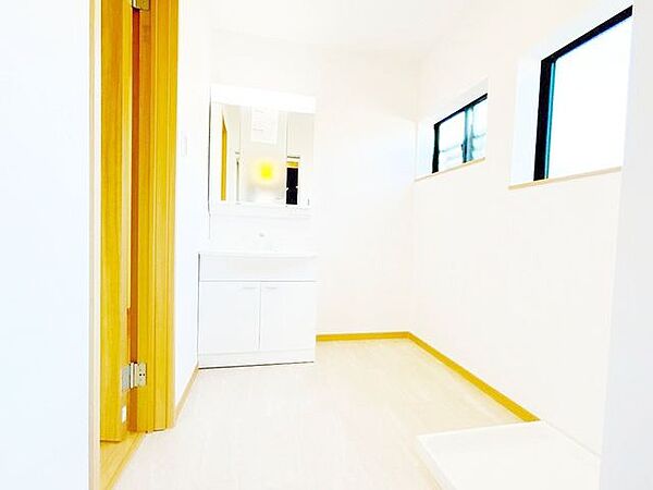 【リフォーム済】洗面脱衣室です。天井と壁のクロスの張替えを行い、床はクッションフロアで仕上げました。