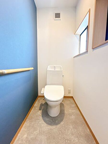 【リフォーム済】トイレは交換いたしました。キズや汚れが付きにくい加工が施してあるのでお手入れが簡単です。直接肌に触れるトイレは新しいのが嬉しいですよね。