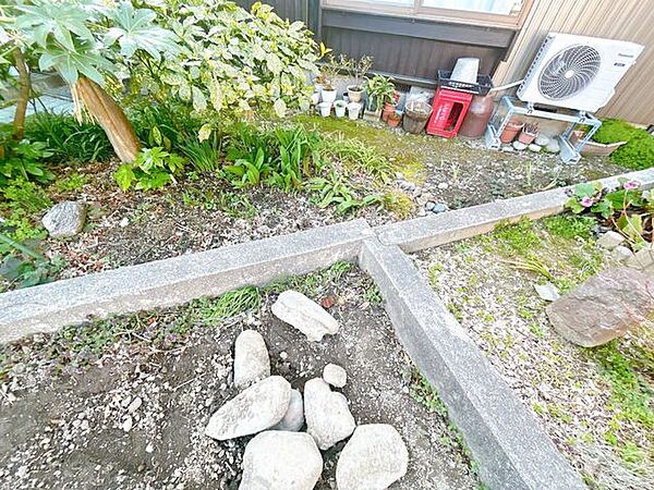 高岡市立志貴野 後方南側の境界の写真になります。 1574m