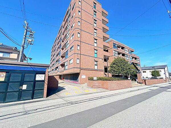 別角度から撮影した現地外観写真になります。