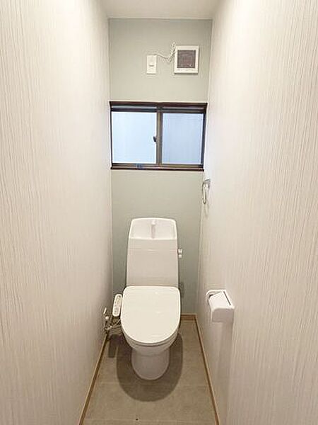 【同仕様写真】トイレは新設します。キズや汚れが付きにくい加工が施してあるのでお手入れが簡単です。直接肌に触れるトイレは新しいのが嬉しいですよね。