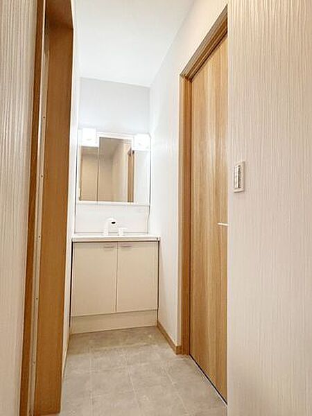 【同仕様写真】洗面化粧台はパナソニック製に交換します。三面鏡の裏側はすべて収納になっています。洗面ボウルは底が平らなので、つけ置き洗いなどの家事でも活躍します