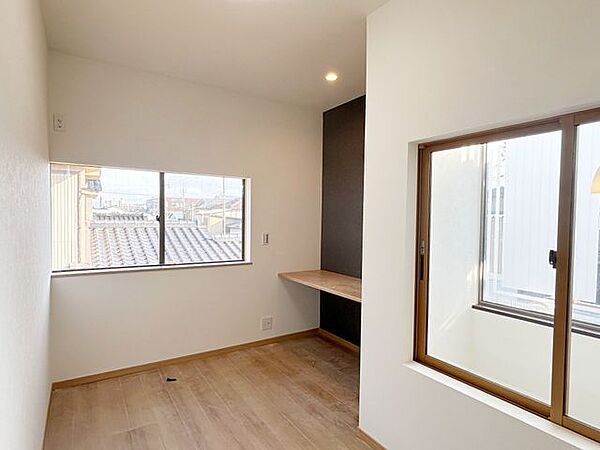 【リフォーム中】2階和室は洋室に間取り変更します。天井と壁のクロスの張替えを行い、床はフローリングで仕上げます。カウンターを設置予定なので書斎・ワークスペースにいかがでしょうか。