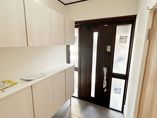 【リフォーム中】玄関内部は天井と壁のクロスの張替えを行います。