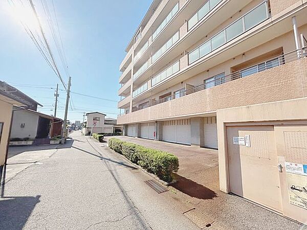別角度から撮影した現地外観写真になります。