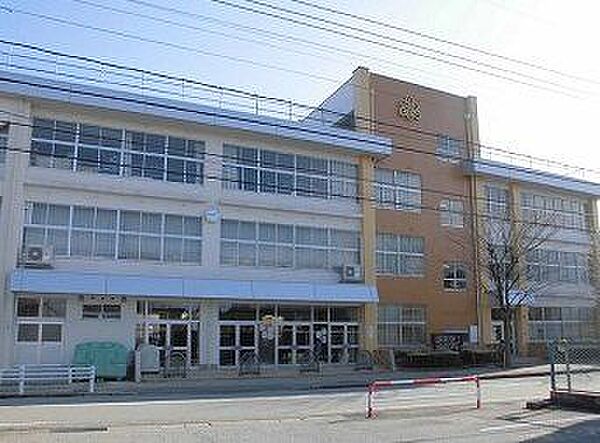 高岡市野村小学校まで約1700m（徒歩22分）になります。