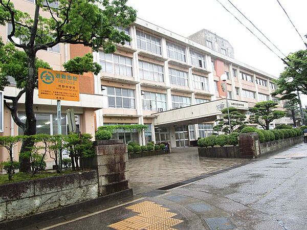 高岡市芳野中学校まで約2400m（徒歩30分）になります。