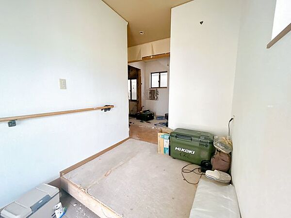 【リフォーム中】玄関内観になります。壁天井クロス張替え、照明交換を行います。