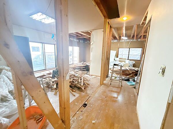 【リフォーム中】1F廊下になります。壁天井クロス張替え、照明交換を行います。