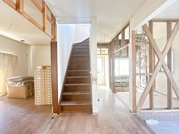 【リフォーム中】1階廊下写真です。クロスの張替を行う予定です。