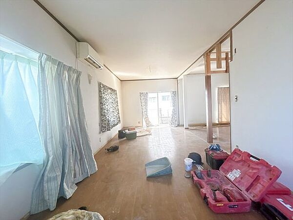 【リフォーム中】別角度から撮影したリビングになります。