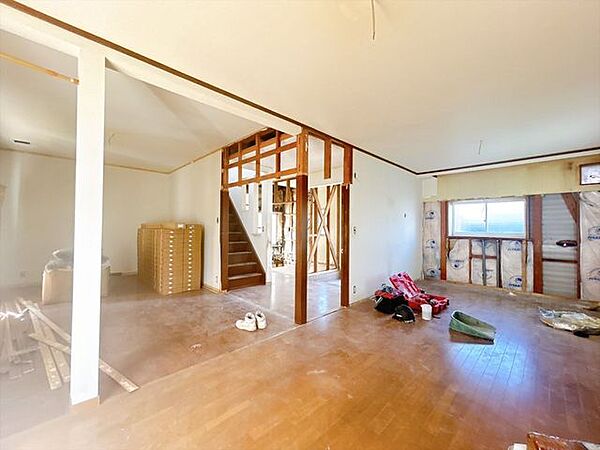 【リフォーム中】リビングになります。床フローリング、壁天井クロス張替えを行います。