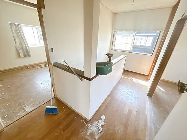 【リフォーム中】2階別角度から撮影した廊下になります。