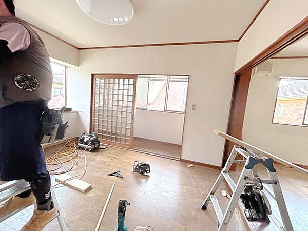 【リフォーム予定】2階の洋室7帖になります。壁と天井のフローリングは張り替えます。