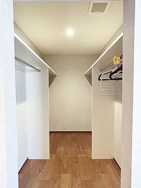 主寝室のウォークインクローゼットです。お部屋を広く使えるので便利ですよ。片付けの苦手な人でもお部屋をきれいに保てます。