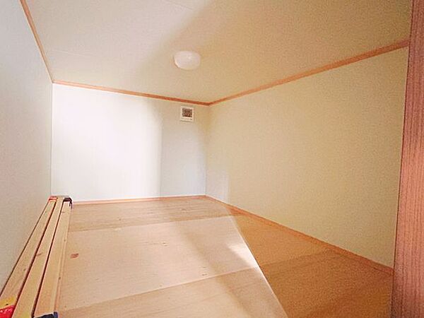 主寝室の屋根裏収納です。置き場所に困る季節の物や日常使いしないものの収納にぴったりです。