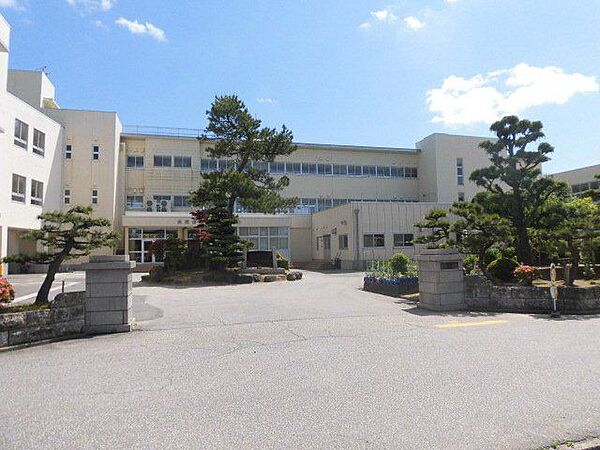高岡市立牧野小学校 【小学校】牧野小学校まで約1200ｍ（徒歩約15分）です。お子様の通学の負担も少ない距離です。お友達とおしゃべりしながら歩けばあっという間の距離ですよ。 1260m