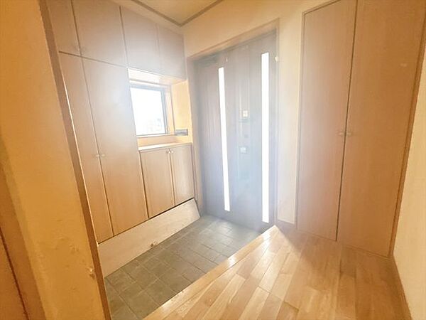 【リフォーム中】玄関内観になります。クロス張替え、照明交換を行います。