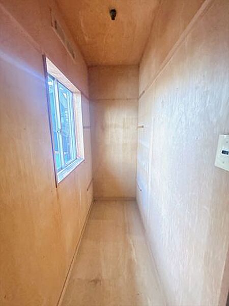 【リフォーム中】2階納戸になります。壁天井クロス張替え、照明交換を行います。
