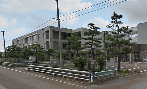 射水市立大門小学校 徒歩8分。 580m
