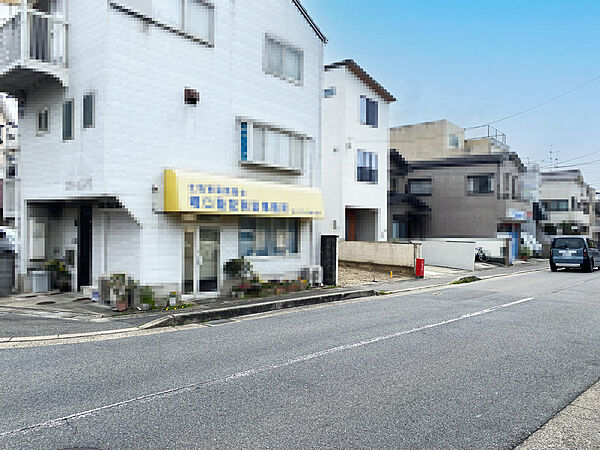 前面道路約10.9ｍ（歩道含む）