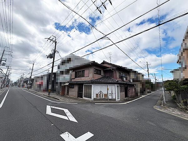 角地ならではの開放感が魅力。前面道路もゆとりがあり、陽当たり・通風良好です。住宅用地はもちろん、視認性を活かした店舗兼住宅など多様な用途をご検討いただけます。