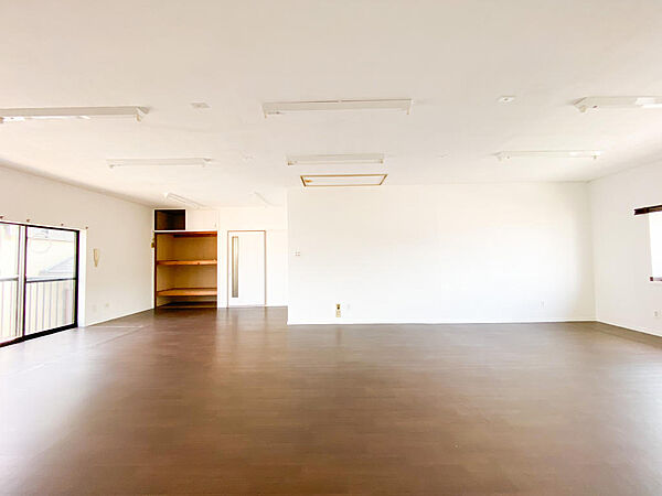 2階洋室約33.5帖。収納もございます。事務所、作業所、趣味のお部屋としても利用可能です。