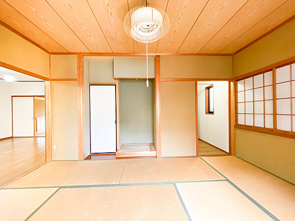 1階和室約7.5帖。床の間もあり、収納場所も充実しております。