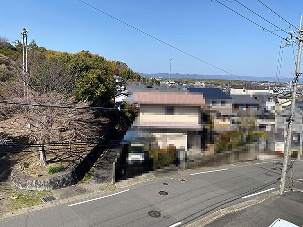 1階和室6帖からの眺め。季節によって梅や桜が観賞できます。