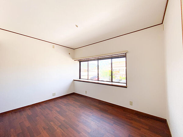 ２階洋室6.0帖。北東出窓が広めに設けてあり、とても明るいお部屋です。床色が落ち着いており、主寝室にもぴったりだと思います。