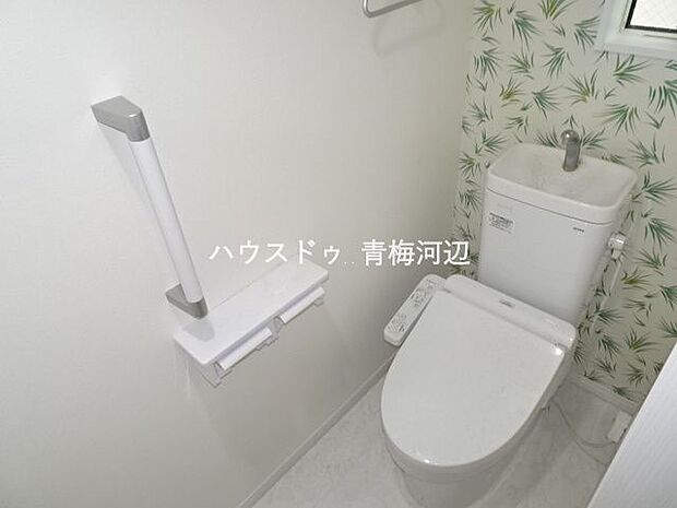 トイレ：デザイン壁を採用したトイレは、表情豊かなオシャレな空間です。1階、2階どちらのトイレも小窓付でしっかりと換気ができ、清潔に保てます◎