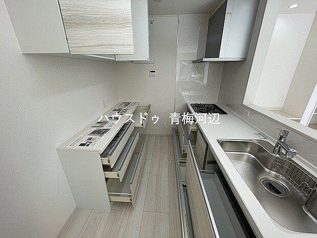 キッチン収納：たっぷりと収納スペースがあるので、調理小物などをしまうことができます。
