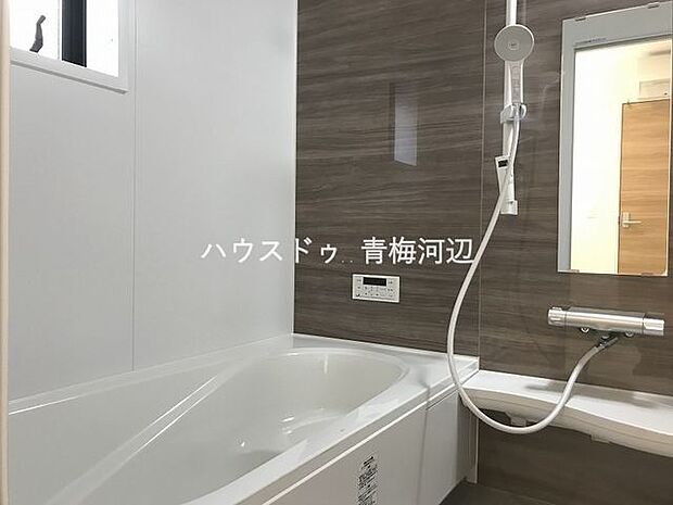 浴室：木目調の壁が落ち着いた印象を与えてくれる浴室です。リラックス出来て、一日の疲れを癒せそうですね♪
